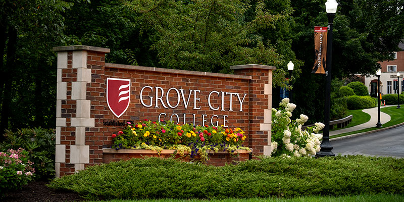 Image of the main entrance and sign of Grove City College.