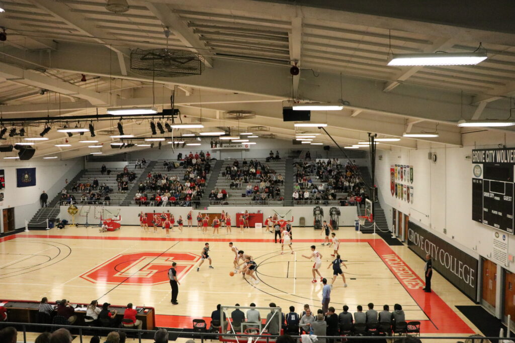Wide shot of a Grove City College Men's basketball game
