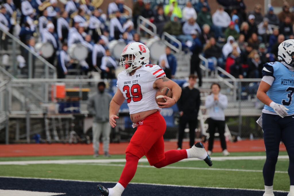 Grove City' Mens Football scoring a touchdown